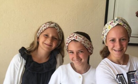 Trois élèves avec leur headband cousus mains pendant un atelier couture à thème