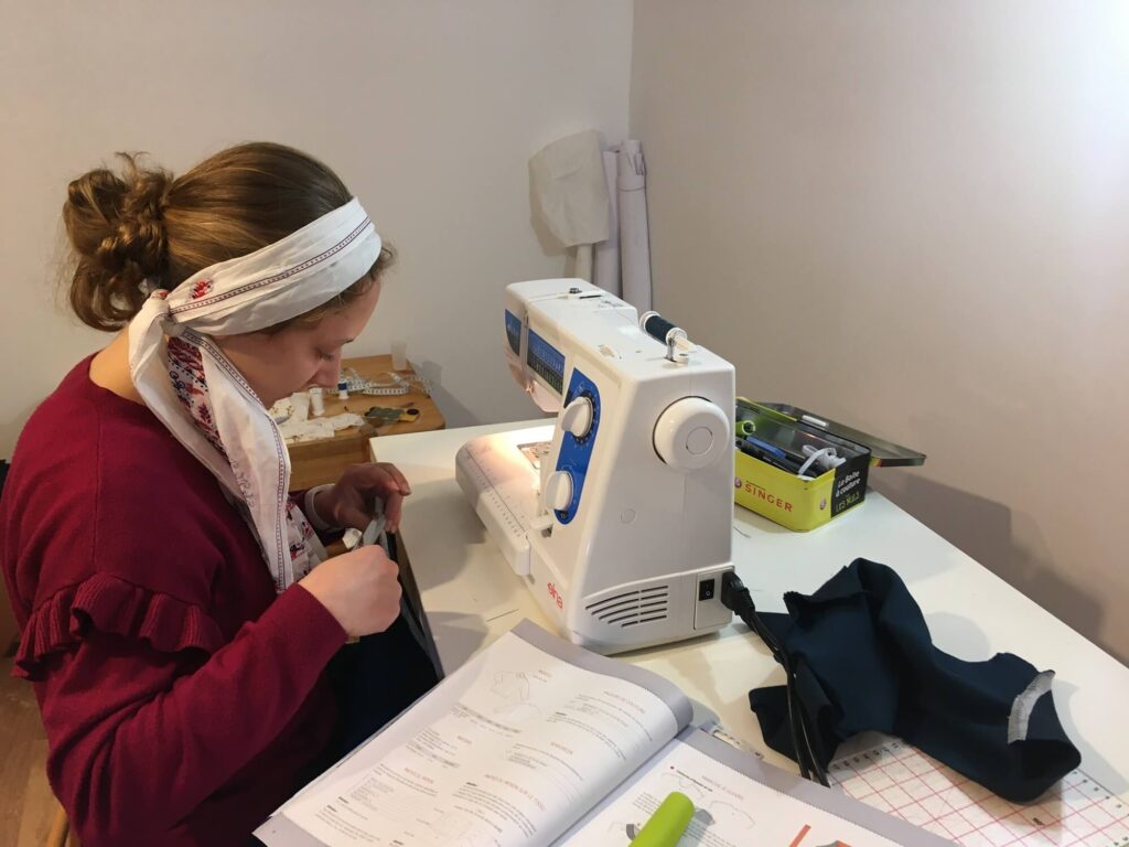 Une élève lors d'un cours particulier de couture à Annecy sur une machine à coudre Elna Explore 340